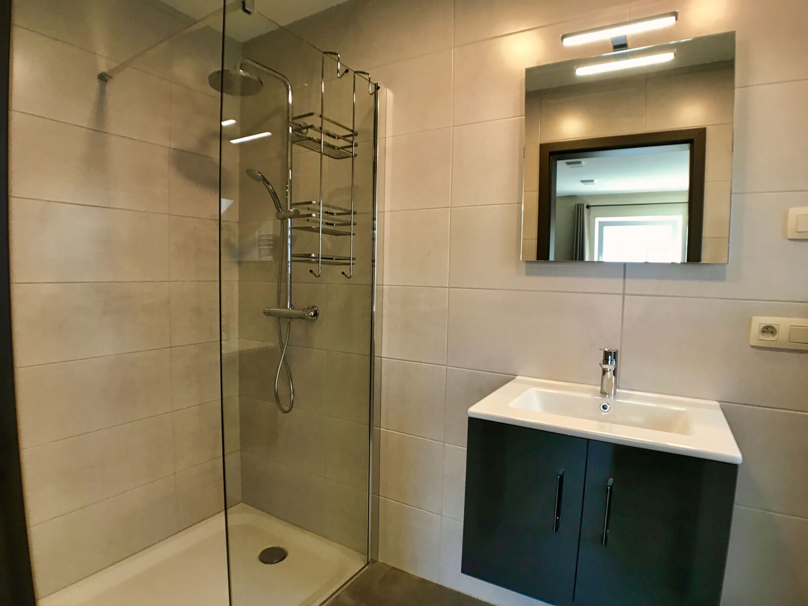 Een van de badkamers en suite