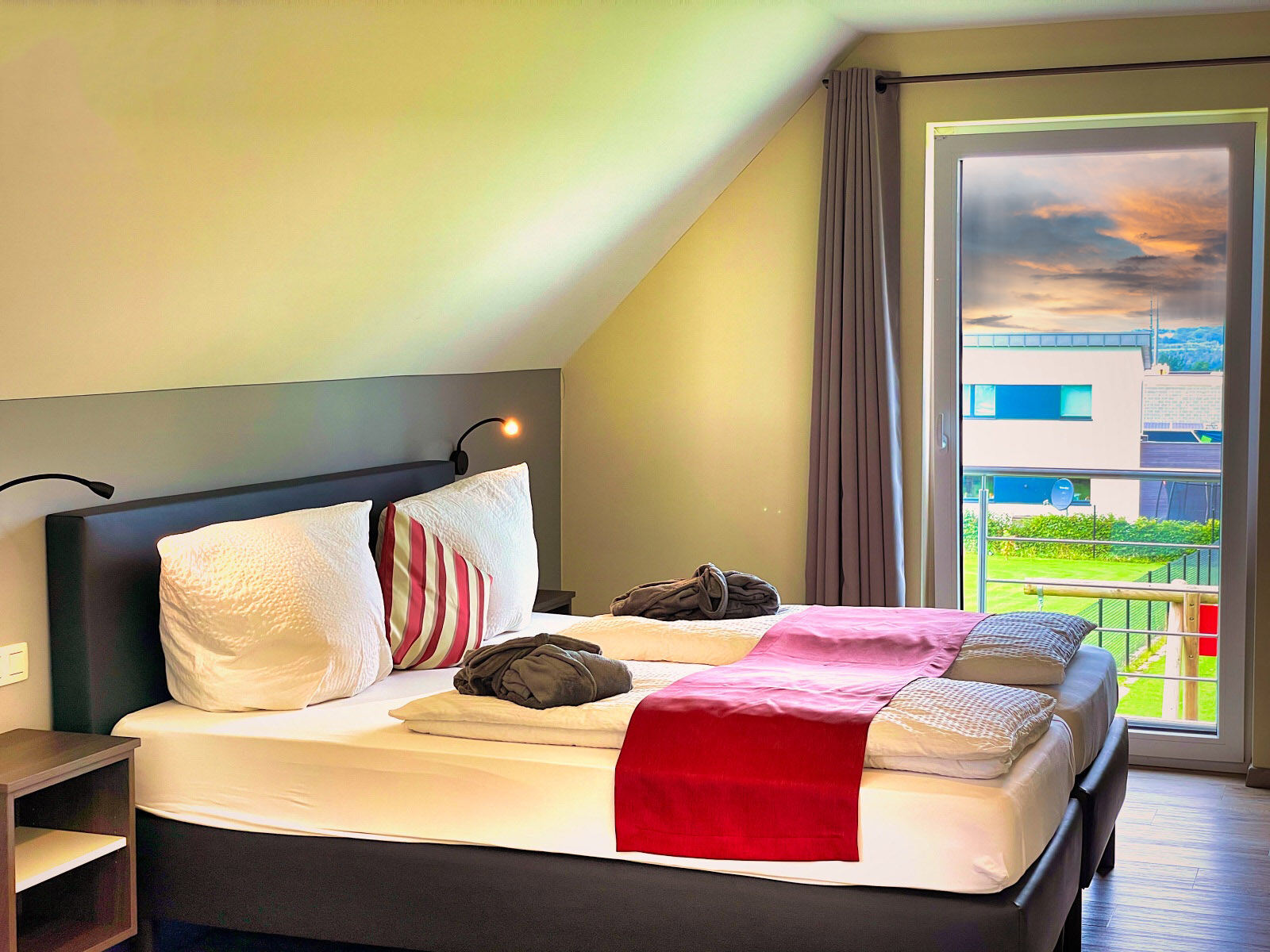 Een van de acht slaapkamers en suite