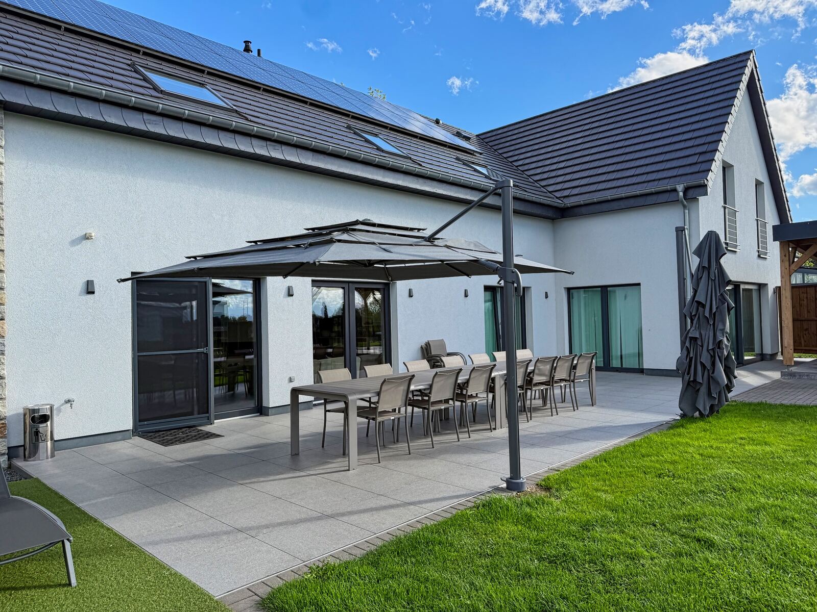 Het terras met de grote parasol
