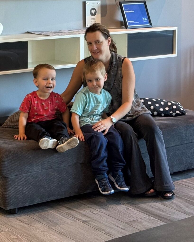 Catherine van Heeswijk met twee kinderen in de woonkamer