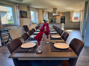 La table dressée et la cuisine ouverte
