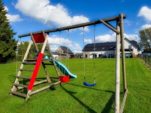 Balançoire et toboggan dans le jardin
