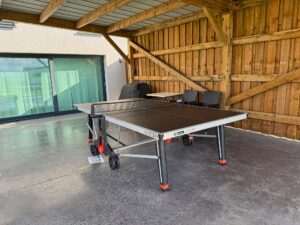 Table de ping-pong sous l'abri couvert